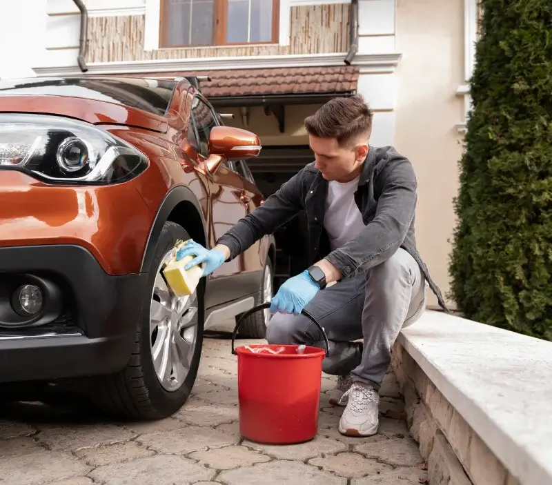 Lavage auto à domicile Saint-Pierre-du-Bosguérard : professionnel intervenant sur un véhicule